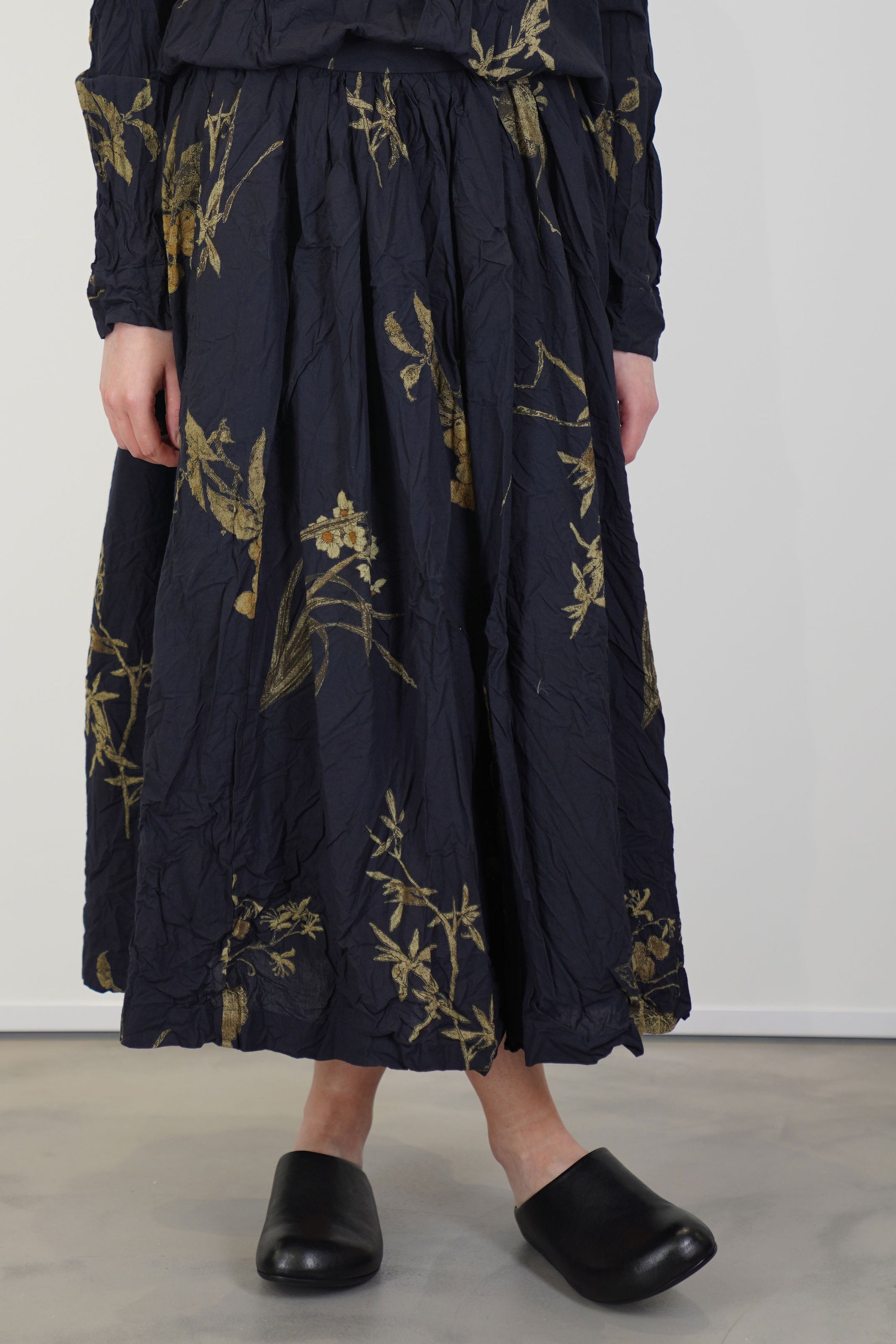 front view of pas de calais japonism flower print skirt navy