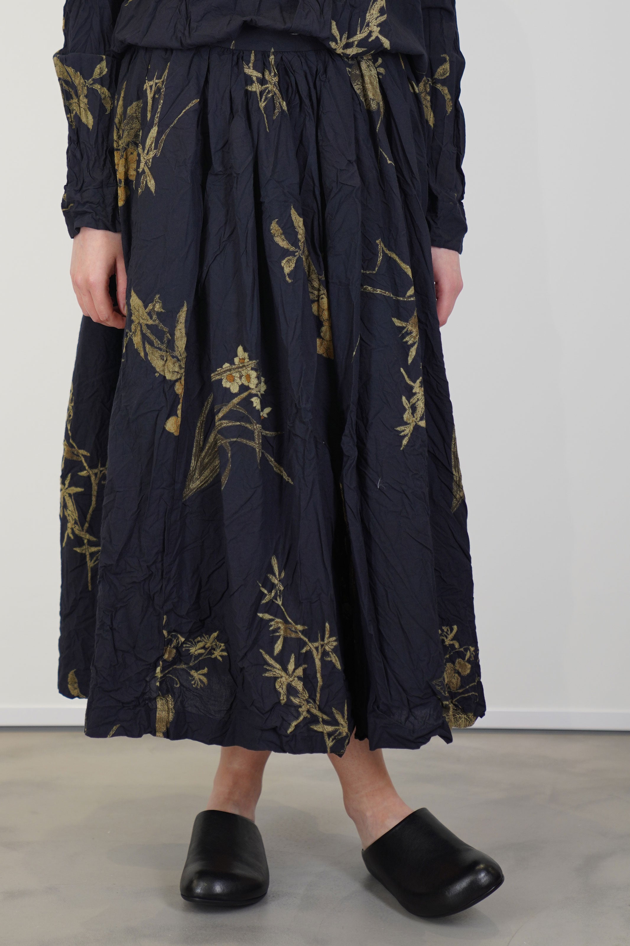 front view of pas de calais japonism flower print skirt navy