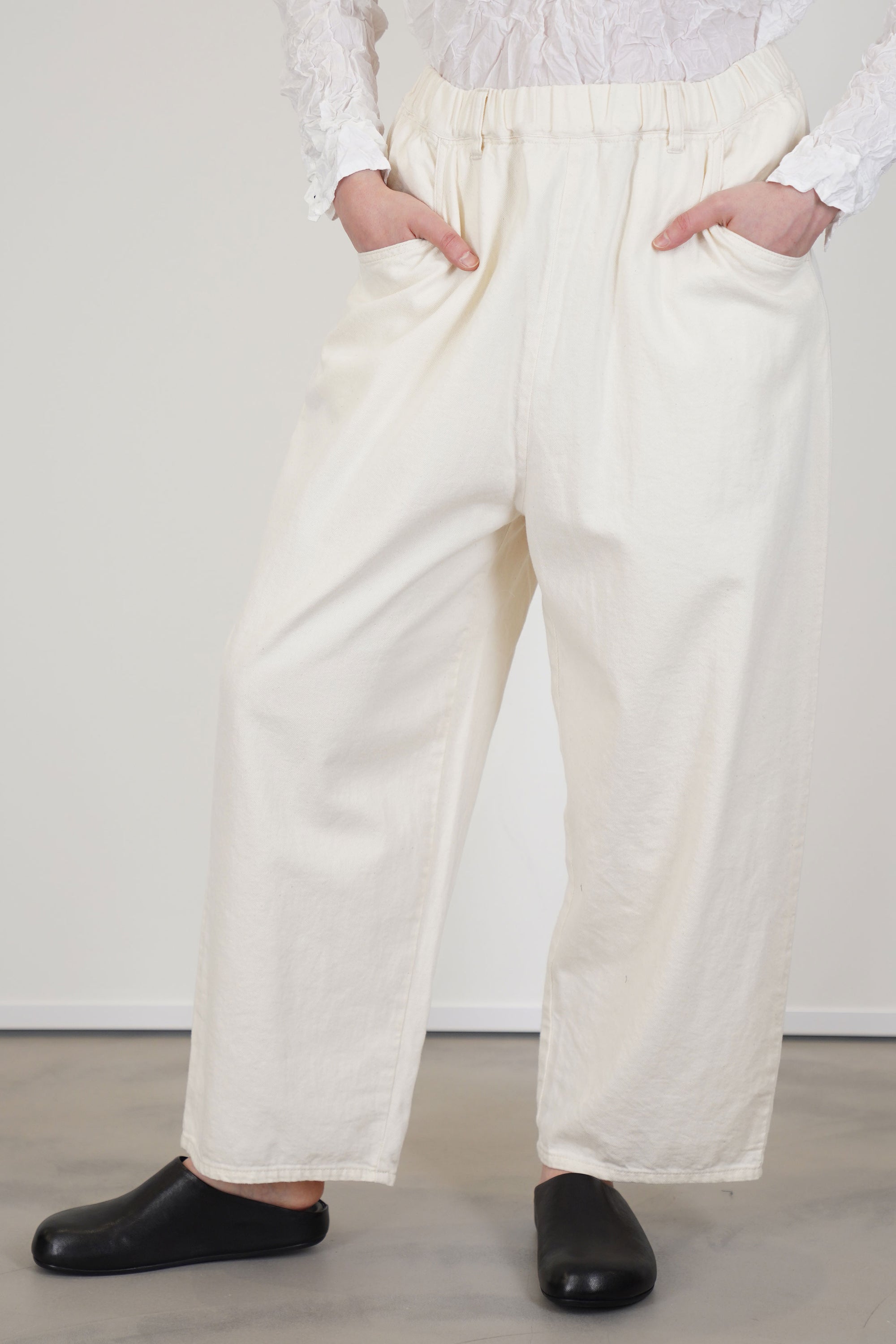 model wearing pas de calais natural denim easy pants ivory 