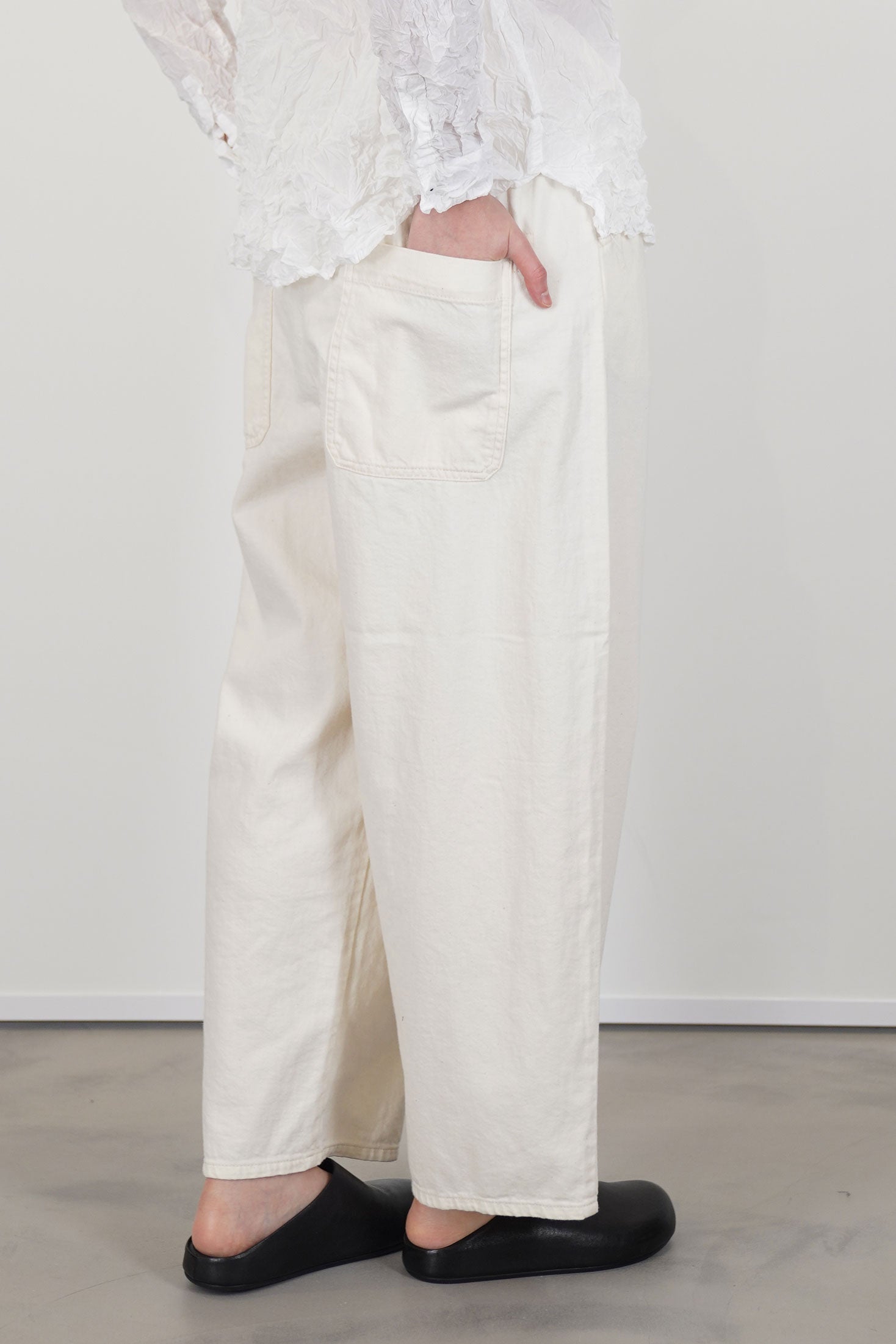 profile back view of pas de calais natural denim easy pants ivory back patch pocket details