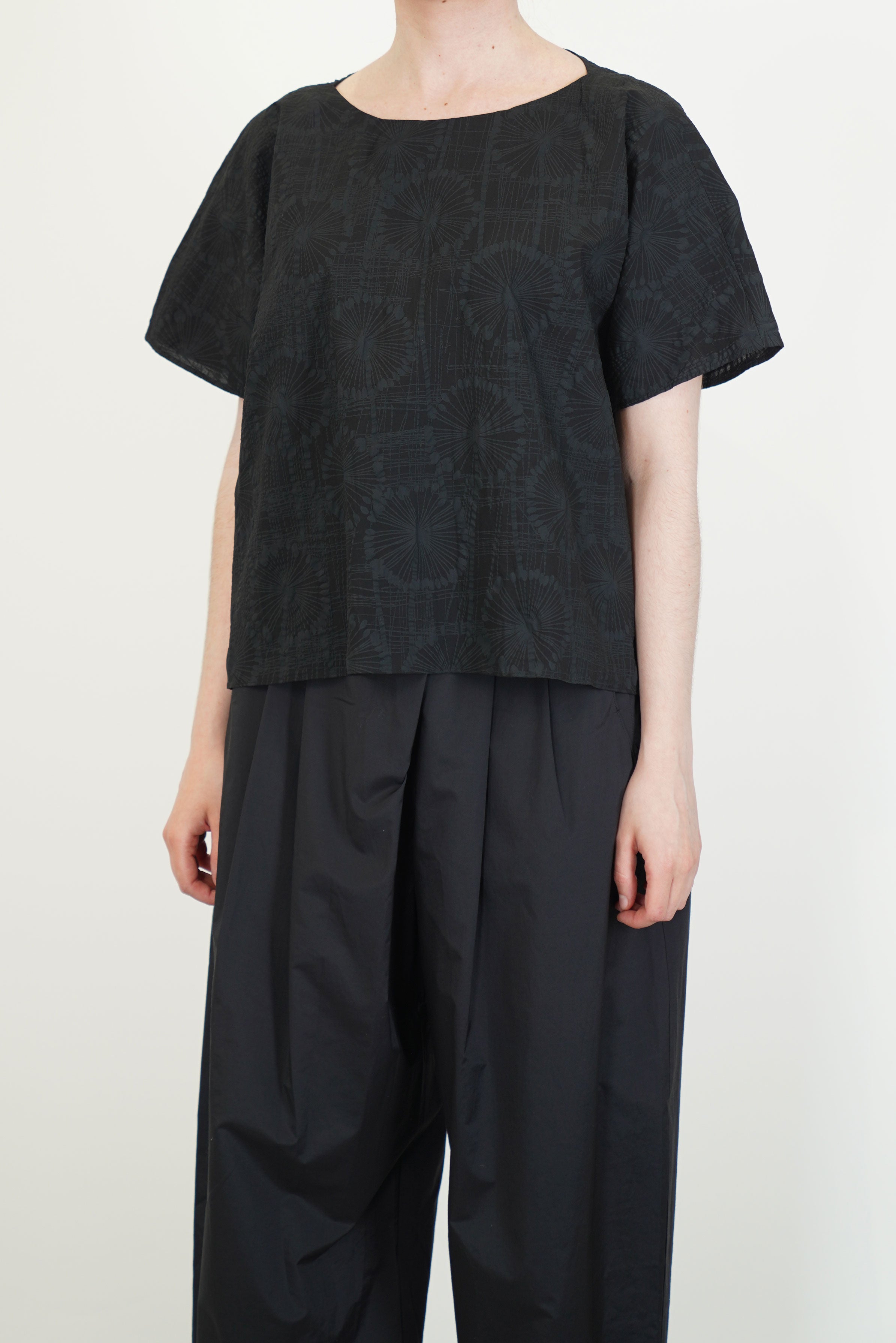 boundy print boat neck blouse black