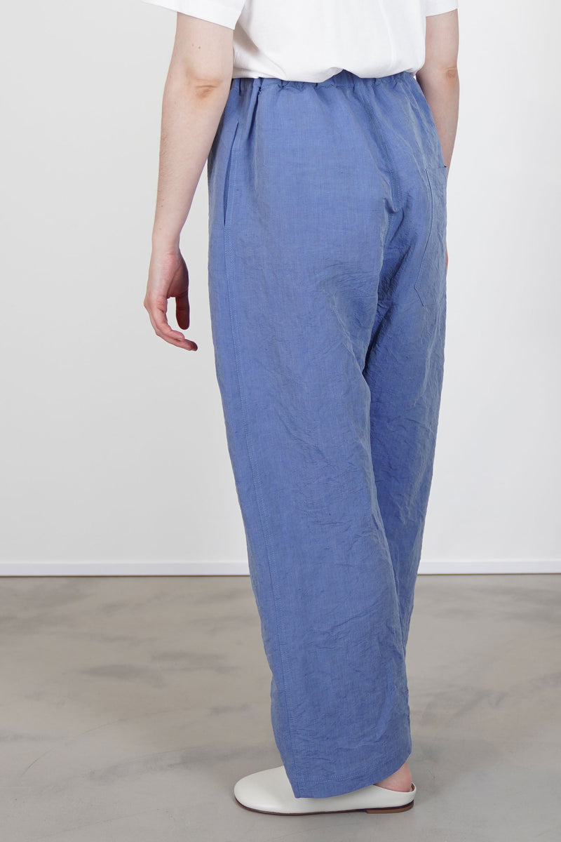 profile view of sofie d'hoore pants pinot lion blue jeans  elasticated waistband and relaxed cut