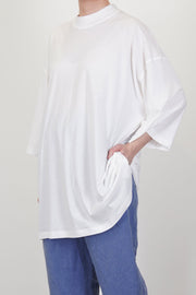 model wearing sofie d'hoore oversized t-shirt tick off-white