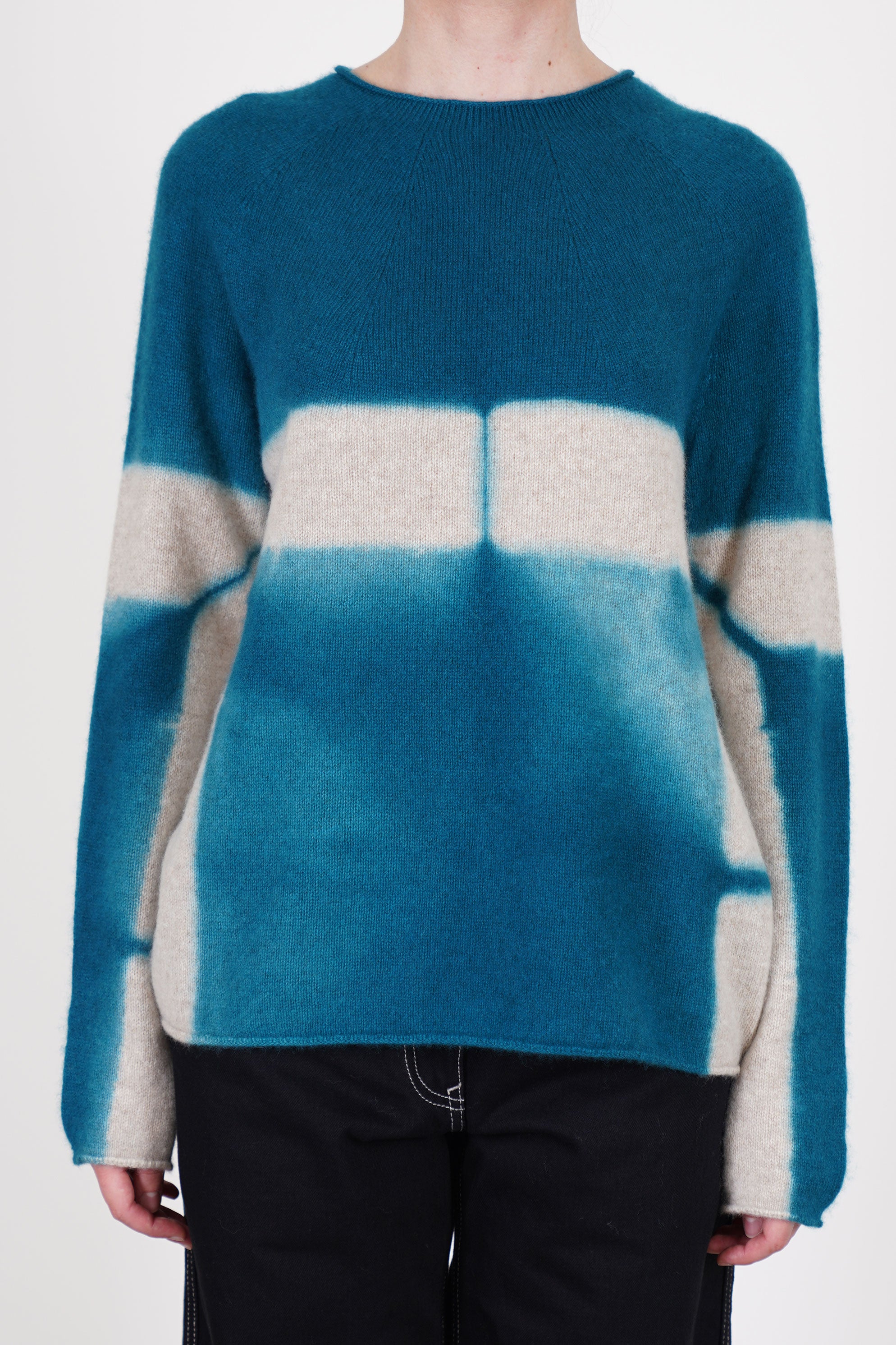 suzusan cashmere seamless pullover long dark teal sand featuring a loose and relaxed fit, slimmer fitted sleeves and rolled up details at the hemline and cuffs.