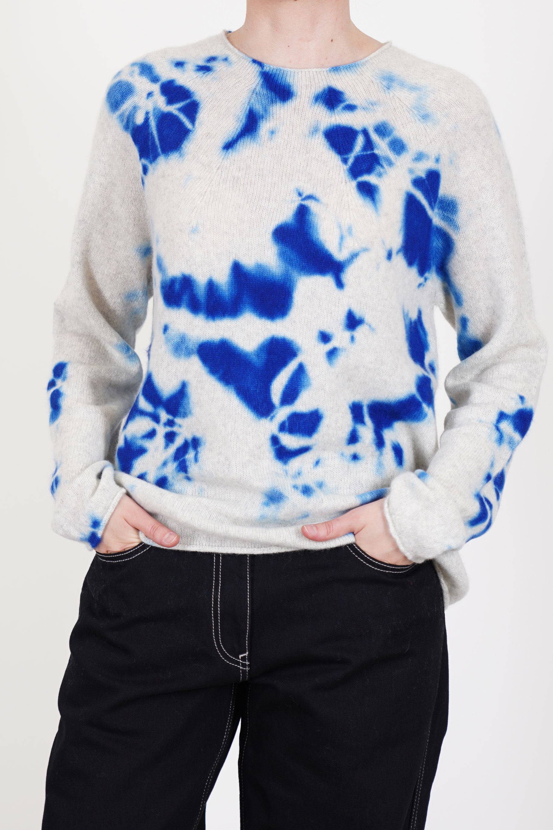 suzusan cashmere seamless pullover long royal blue light grey featuring a loose and relaxed fit, slimmer fitted sleeves 