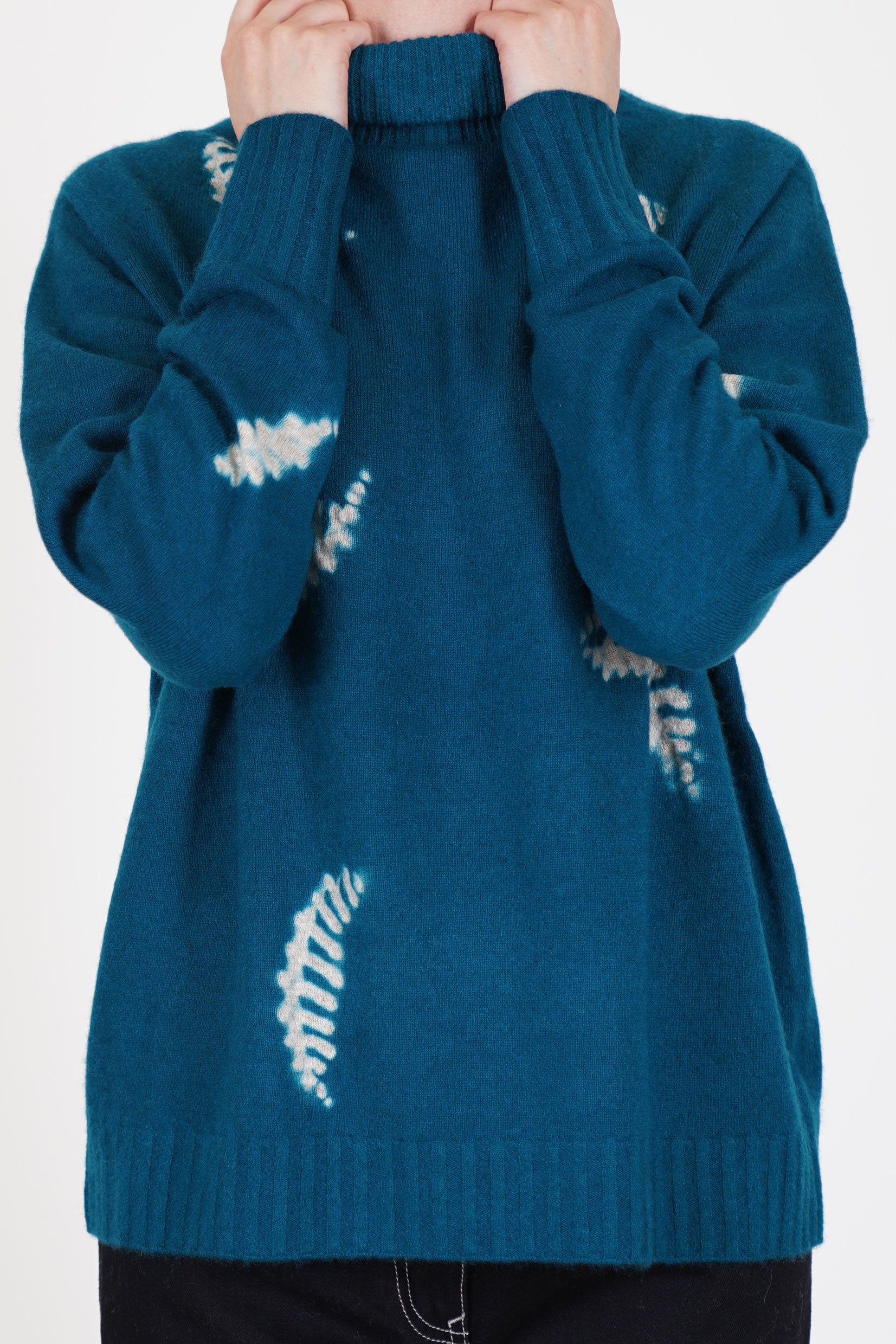suzusan cashmere seamless turtleneck pull dark teal sand raglan sleeves with thumb hole detail at the cuffs and a ribbed details.&nbsp;