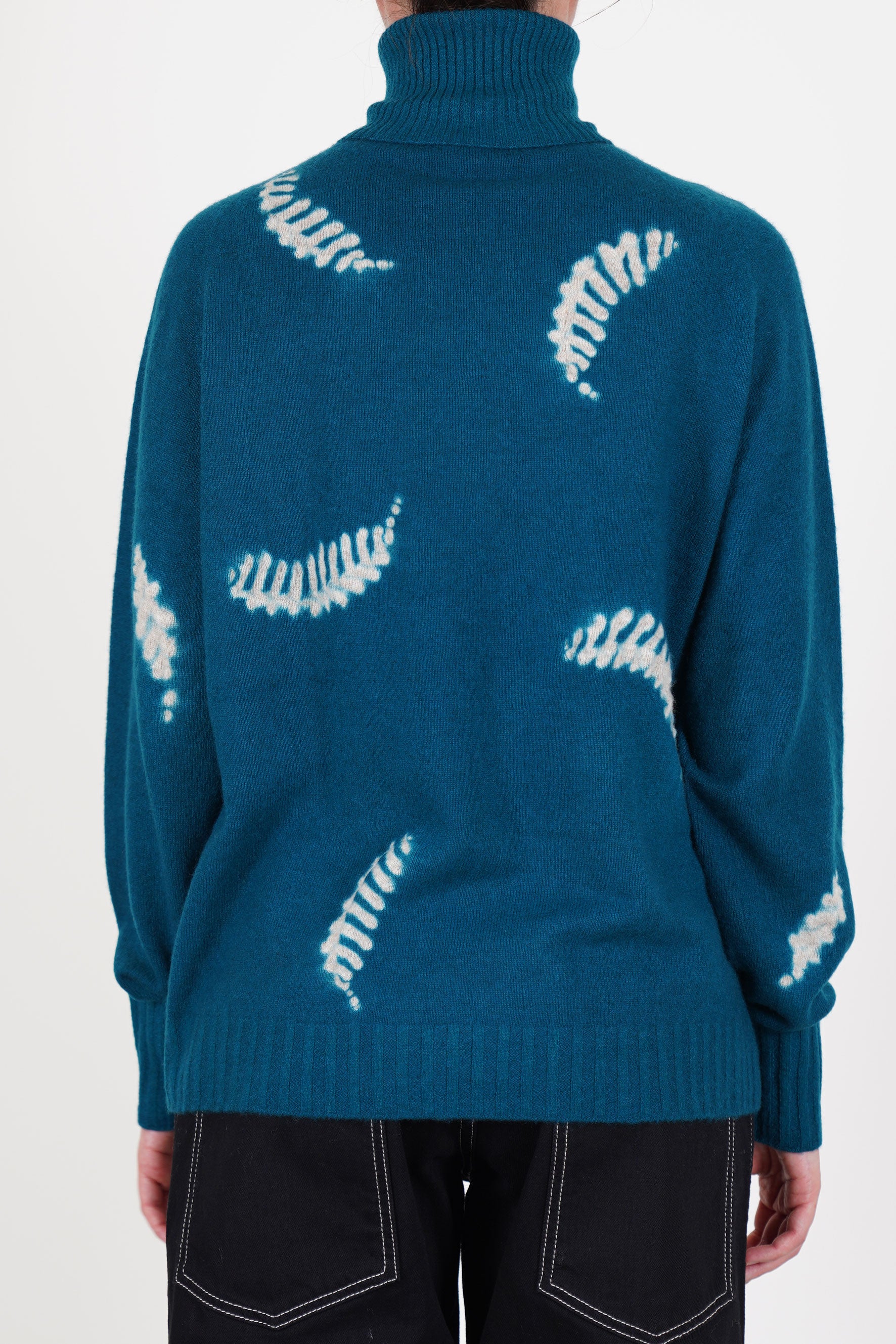back view of suzusan cashmere seamless turtleneck pull dark teal sand relaxed fit and ribbed details