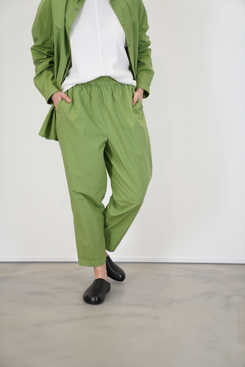 front view toogood acrobat trousers poplin grass practical side pockets and comfortable design with an elasticated waistband