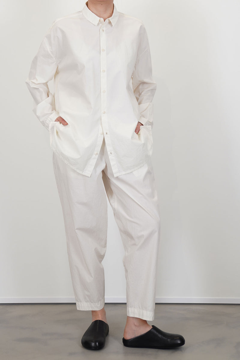 model wearing toogood acrobat trousers poplin yoghurt with maching top for a modern and minimalist look