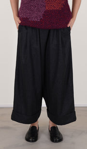toogood baker trousers wool charcoal feature a cropped cut with prominent fixed cuffs, an elasticated waistband combined with a concealed inner drawstring,
