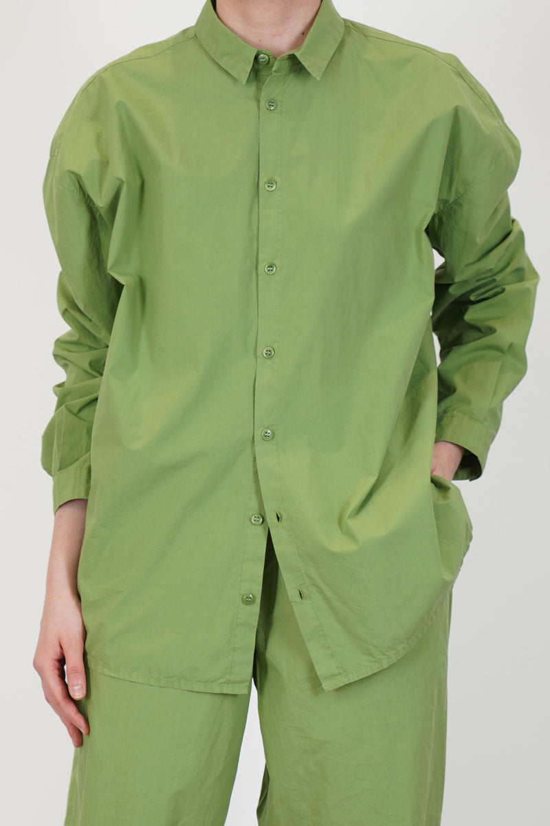 front view of toogood draughtsman shirt poplin grass button front opening and small collar detail
