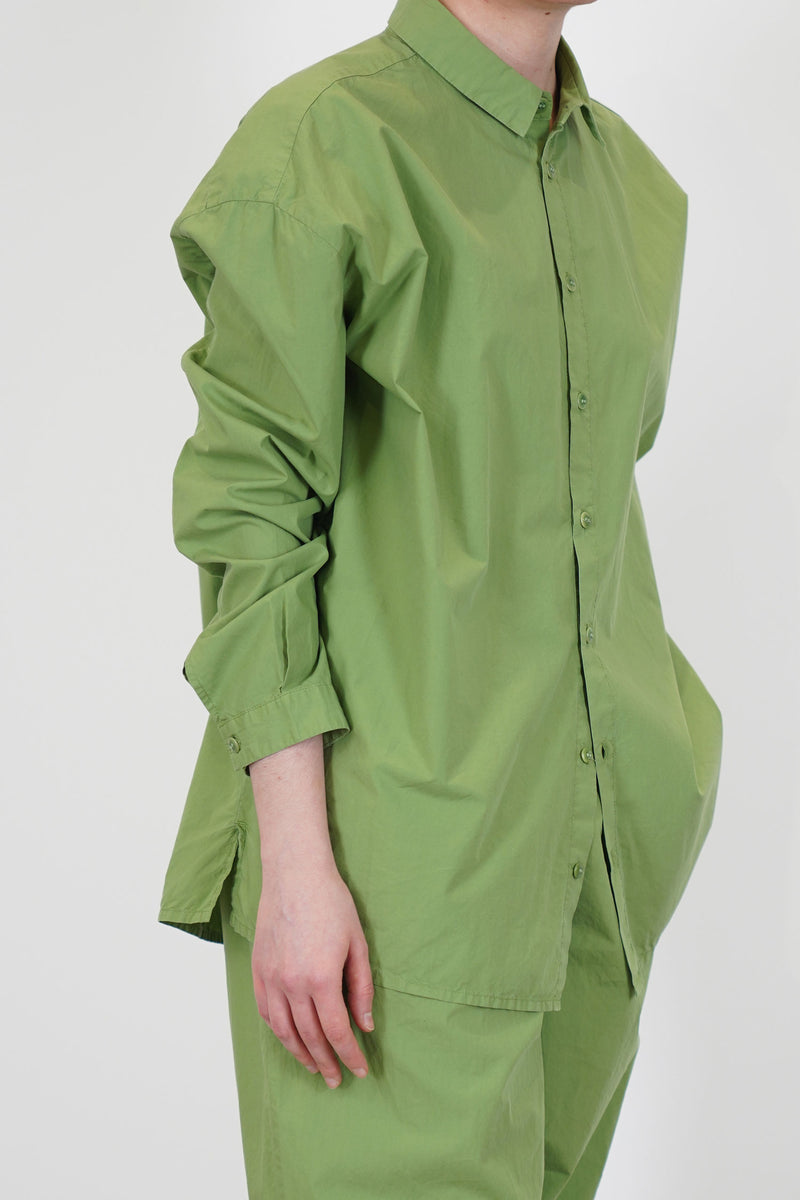 profile view of toogood draughtsman shirt poplin grass loose fit and side slit details for ease of movement