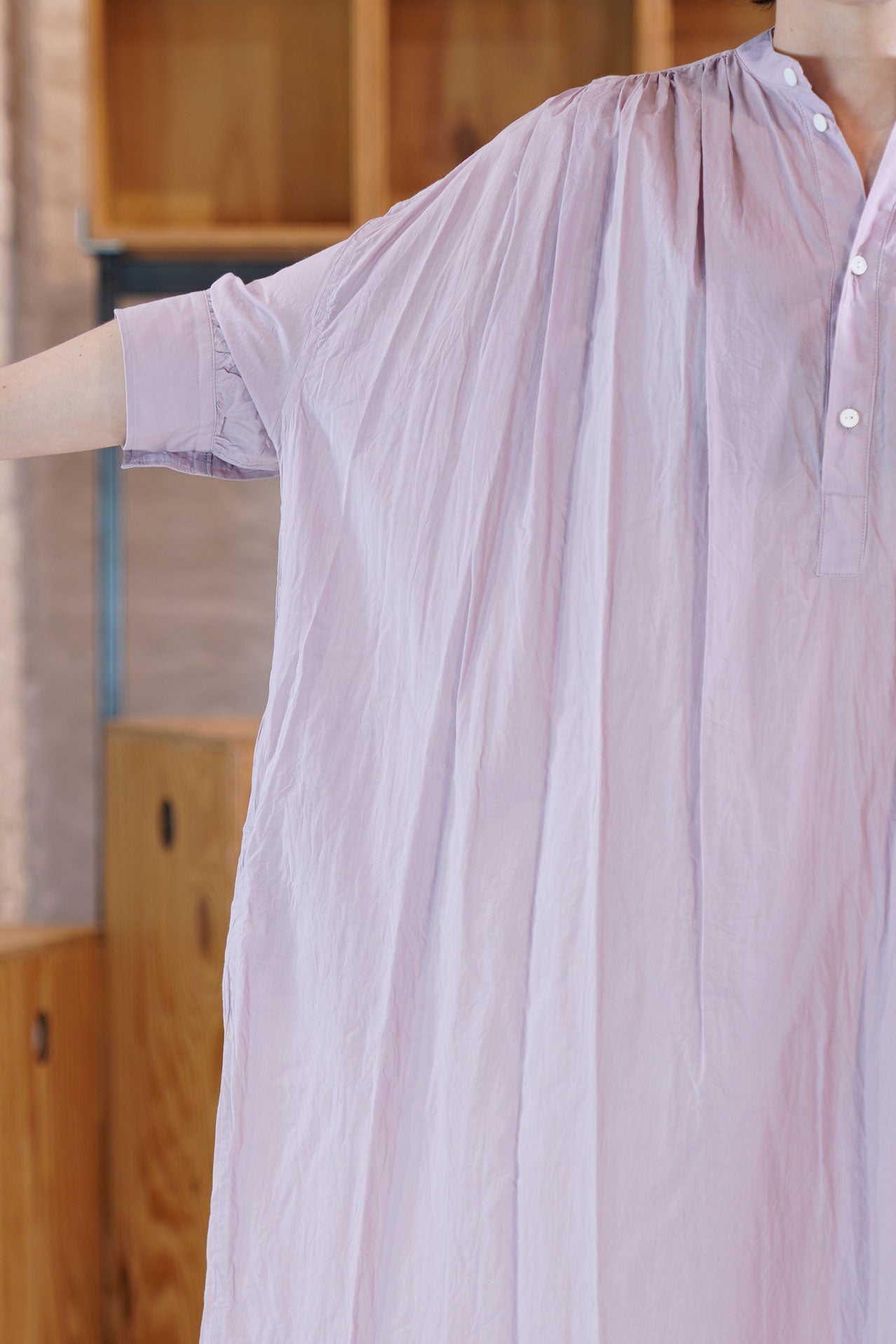 mm40vd04 pleated shirt dress grayish pink