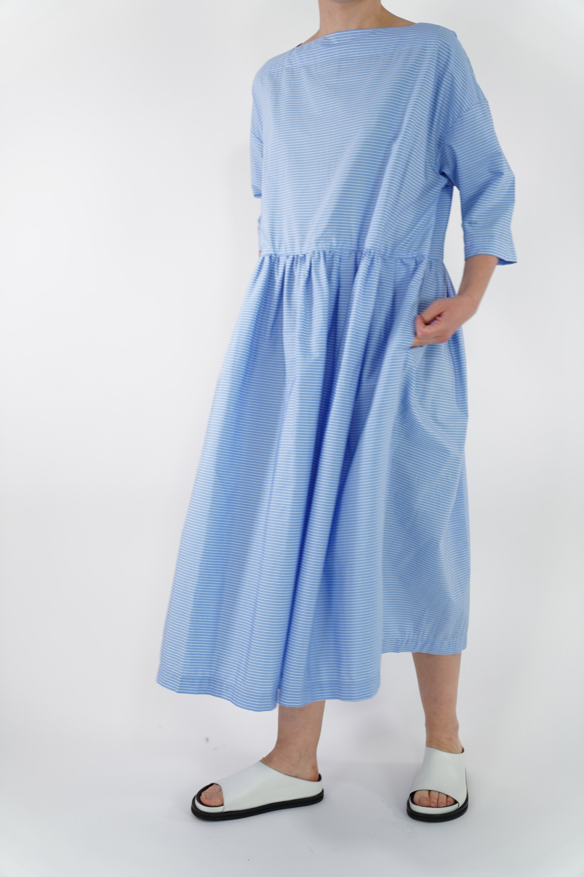 mm38ld03 pleated boat neck dress blue border