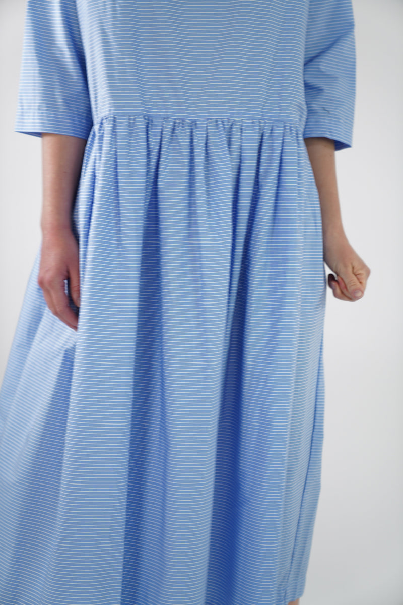 mm38ld03 pleated boat neck dress blue border