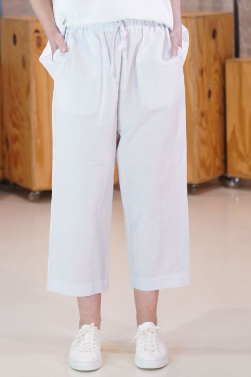 TM40TP04 Cropped Relax Pants Smoke White by Toujours